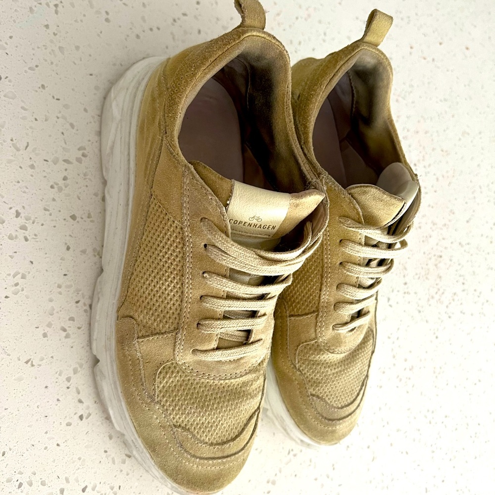 Copenhagen Studio Platform Sneaker (size 39)
Nubuc Leather*